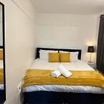 Cozy 3 Bed House - With Free Parking & Wifi