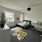 Spacious House Close To Central Manchester With Free Parking