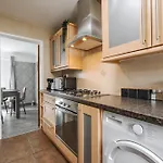 Boutique 3Bd Opposite Etihad & Coop - Free Parking - Pool Table