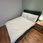 Stretford Apartment - Sleeps 6 - Wifi - Parking - Near Stadium