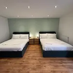 Stretford Apartment - Sleeps 6 - Wifi - Parking - Near Stadium