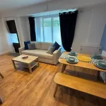 Stretford Apartment - Sleeps 6 - Wifi - Parking - Near Stadium