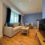 Stretford Apartment - Sleeps 6 - Wifi - Parking - Near Stadium