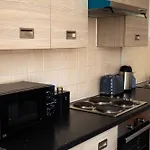 The Trafford Luxe , Garage Parking, Self Check-In Anytime - Perfect For Late Arrivals, Ultra- Fast Wi-Fi, 5 Mins To Old Trafford Stadium