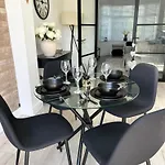 Spacious, Cosy & Stylish 3 Bed Home In Salford, Near Trafford Park - Free Parking