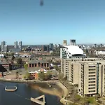 Penthouse-Like Apartment With City & Waterfront Views In Old Trafford