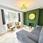 Bright 5 Bedroom House In Didsbury, Manchester