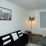 Double Bedroom Near Etihad And Coop Live With Free Parking, Shared Kitchen & Bathroom