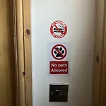 Double Bedroom Near Etihad And Coop Live With Free Parking, Shared Kitchen & Bathroom