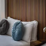 Modern City Centre Townhouse Sleeps 10 & Parking