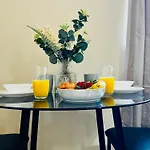 Manchester Stay Hub - 2Br With Free Parking, Near Airport & Attractions