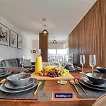 3 Bedroom Apartment By Paul & Malin Properties Short Lets & Serviced Accommodation Stretford With Free Parking & Gym Access