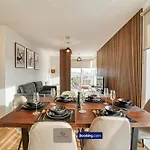 3 Bedroom Apartment By Paul & Malin Properties Short Lets & Serviced Accommodation Stretford With Free Parking & Gym Access