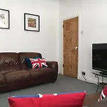 Modern House Accomdts 8 Adults, Double Bedrooms, Free Parking & Wifi, Close To Tram