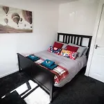 Ideal Home Next To Queens Park, Manchester