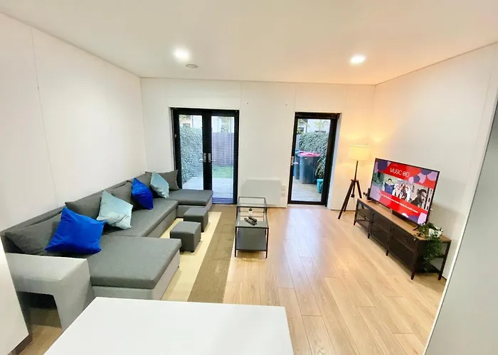Large Townhouse 5 Beds With Two Parking Spaces - Manchester City Centre