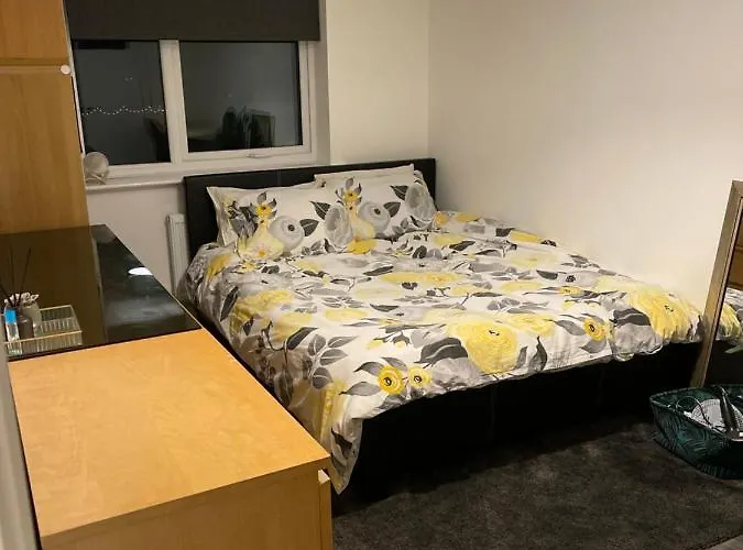 New Modern King Size Room With Ensuite And Parking
