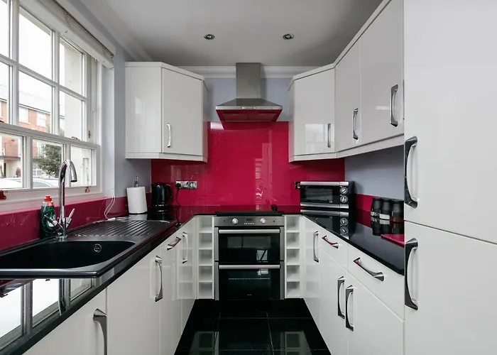 The Finney - Gorgeous, Chic 3 Bedroom House