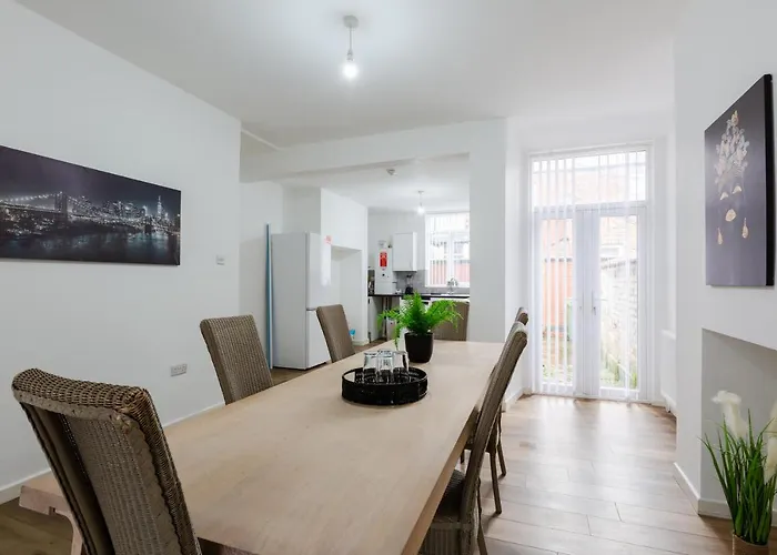 Clayton House - Spacious Home Near Etihad Stadium
