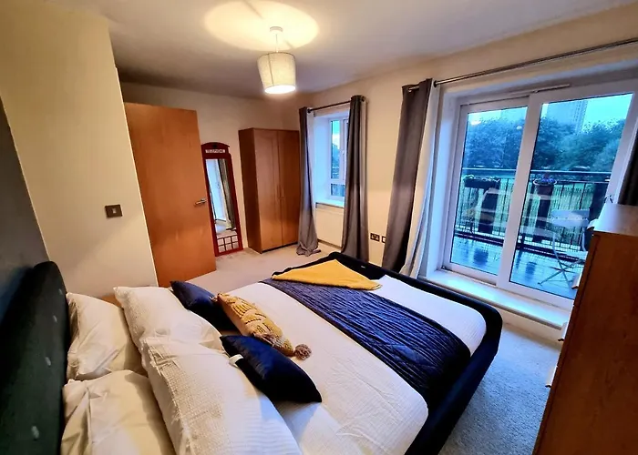 Luxury 2-Bedroom Service Apartment With Balcony