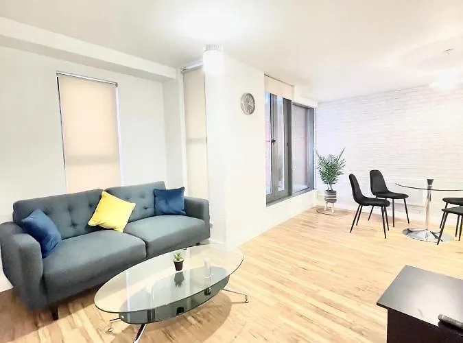 Lovely 2 - Bedroom Condo In Manchester City Centre
