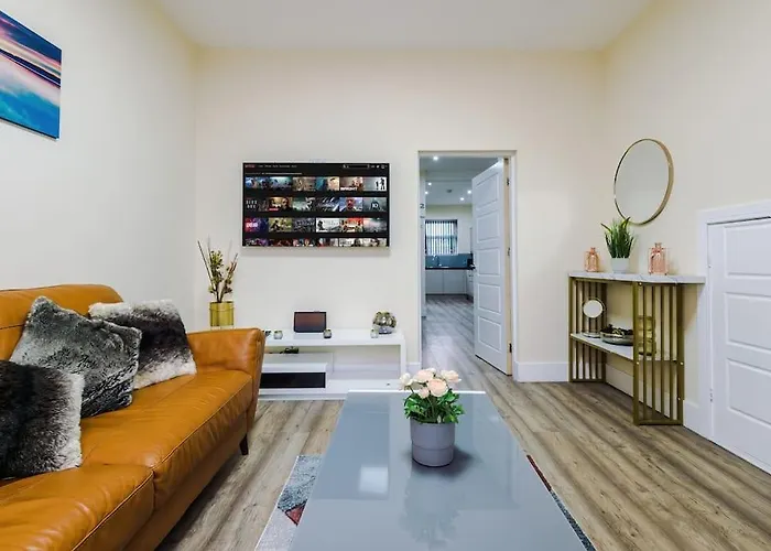 Spacious 4 Bedroom Modern House Near City Centre Sleeps 12