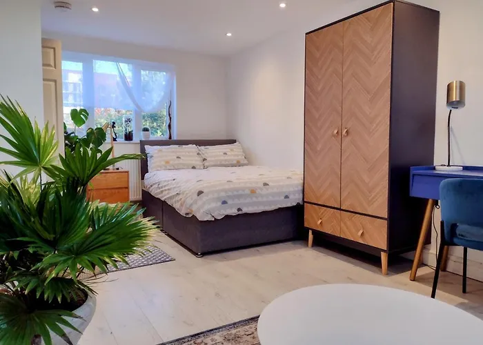 Stylish Master Ensuite In Contemporary 3 Bed Semi