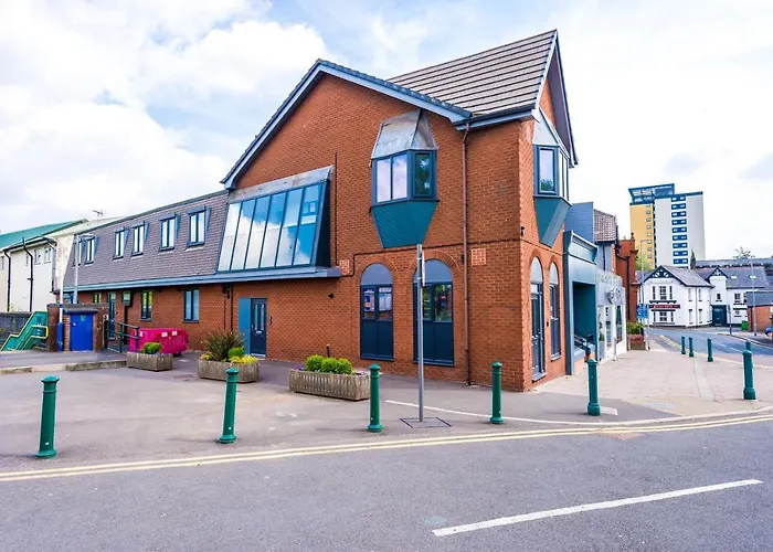 The Ecclesian - Upscale Apartments Near Trafford Centre & Eccles Train Station
