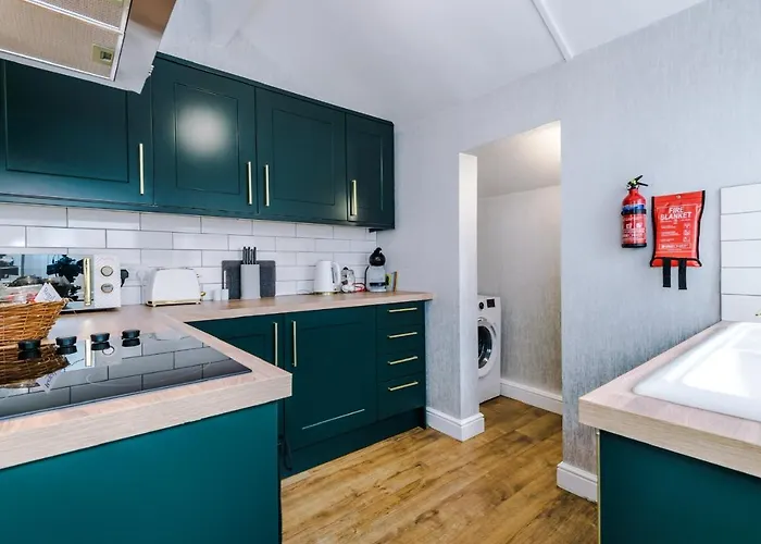 3 Bed Property, Upto 8 Guests Near City Centre