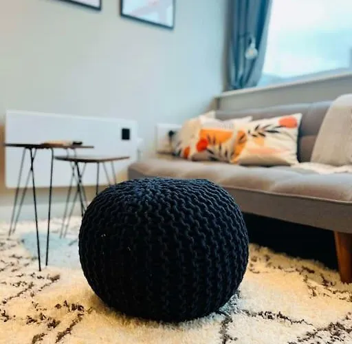Unique Studio Apartment Near Old Trafford Stadium - Sleeps Up To 4!