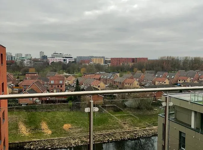 Modern 2 Bedroom Flat With Views