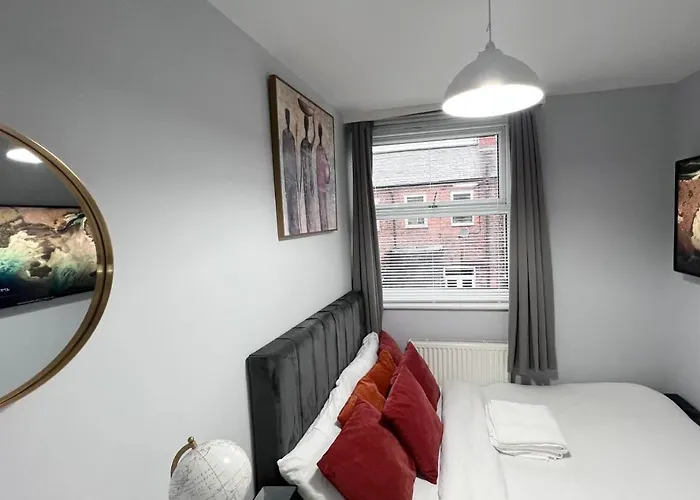 Large 4 Bedroom Townhouse With Free Parking Near Mcr Center