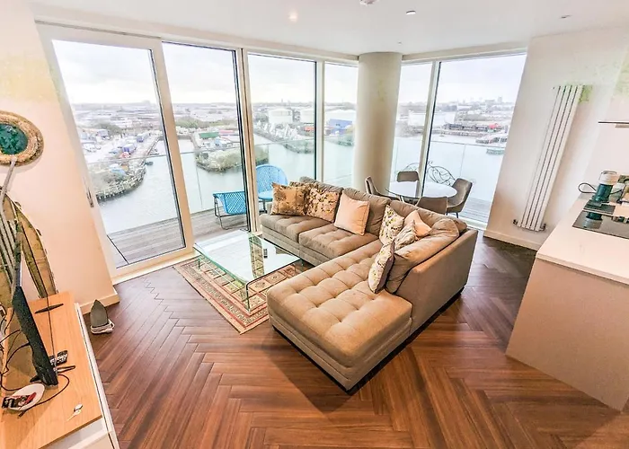 Waterfront Retreat: Modern 2-Bed