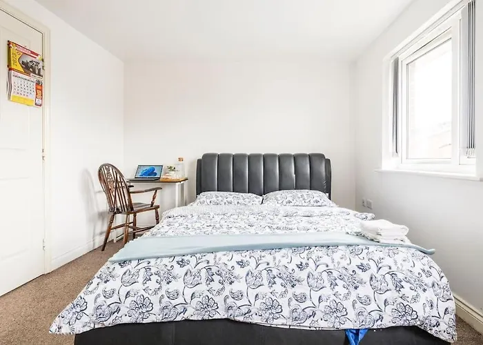 En-Suit Room With Free Dedicated Parking
