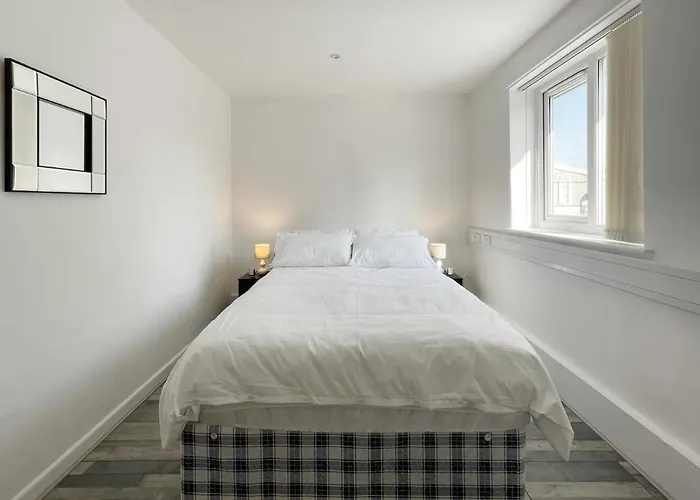 Bright, Warm & Cozy House In Harpurhey