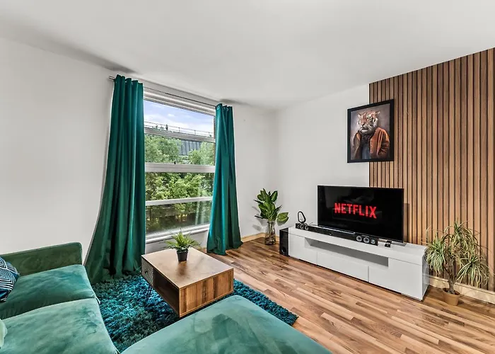 Large Central Manchester Apartment - Sleeps 8