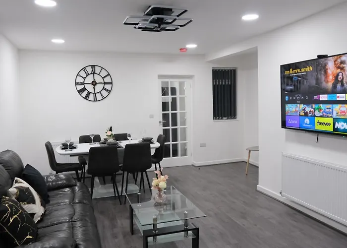 Etihcity - 3 Bedroom Semi - Free Parking Near Etihad Stadium, Tourist Attractions, Manchester City Centre, Transport And Motorway Links Next To Mcdonald\'S - Sky N Netflix