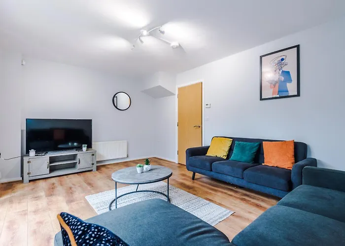 Stylish 4Bed Home, Sleeps 7, Free Parking, Wi-Fi, Balcony, Smart Tvs, Great Transport Links, Long Term Disc