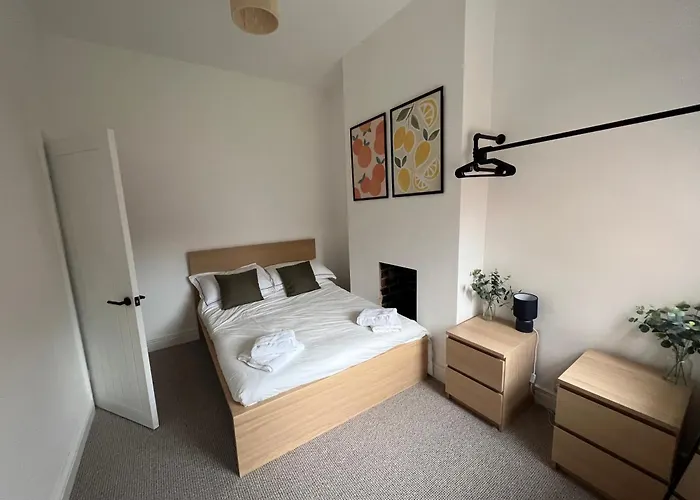Altrincham Terrace - 2 Bedroom House - Free Parking - Sleeps 6 - Near Tram Stop