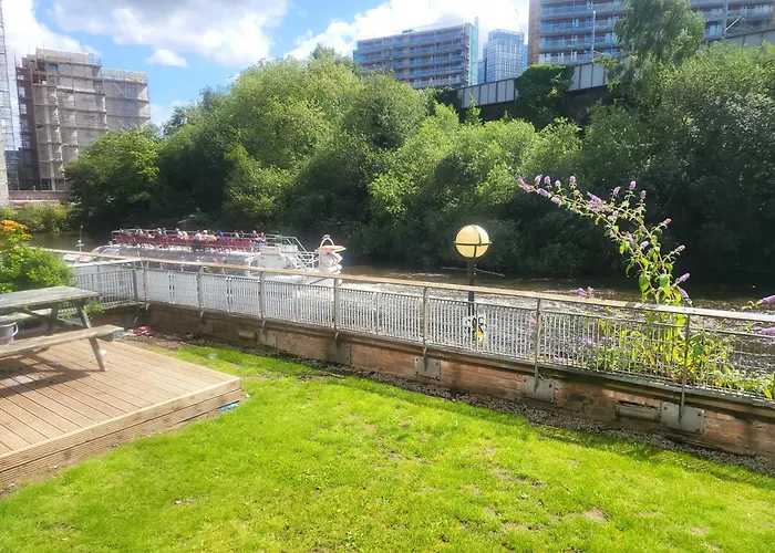 Luxury 2 Bed Apt On River, Wifi, Parking, Garden