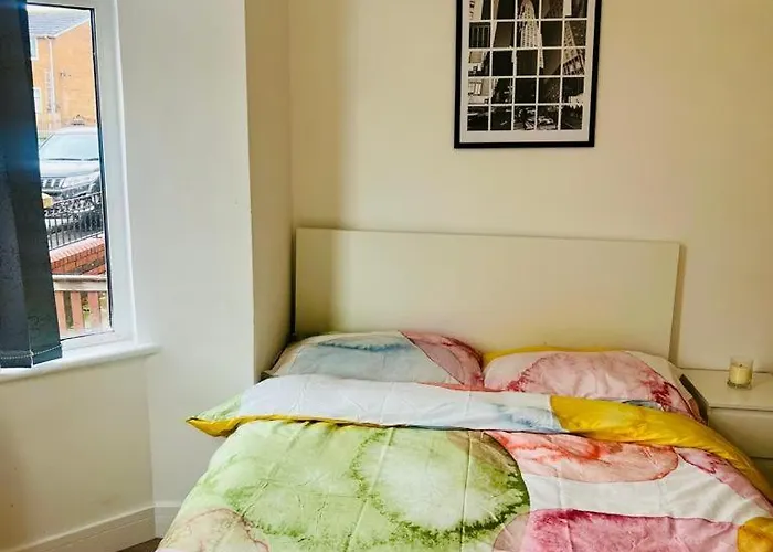 Room 1 En-Suit Double Bedroom With Bathroom In Manchester