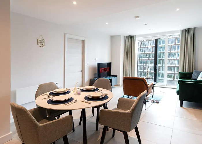 Modern 2 Bedroom City Centre Apartment W Balcony