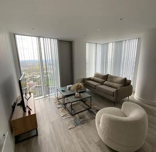 Modern 2 Bed Corner Apartment With Gym & Spa