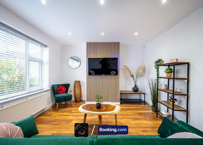 Cosy 3-Bed House, Garden & Free Parking In Stretford