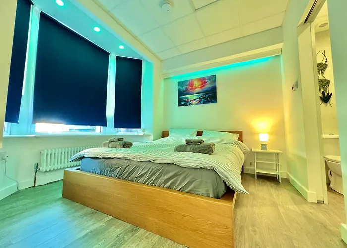 Lux Super King Private Bath Mediacity, Mufc, Salford
