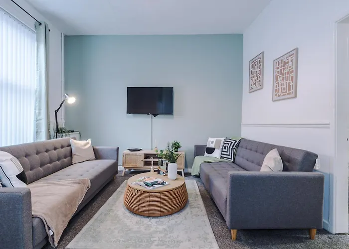 New! Spacious House In Manchester By 53 Degrees Property, Ideal For Long Term Stays & Business!