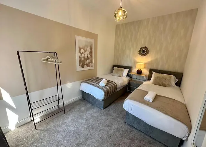 Three Bedroom Home Manchester, Sleeps 8!