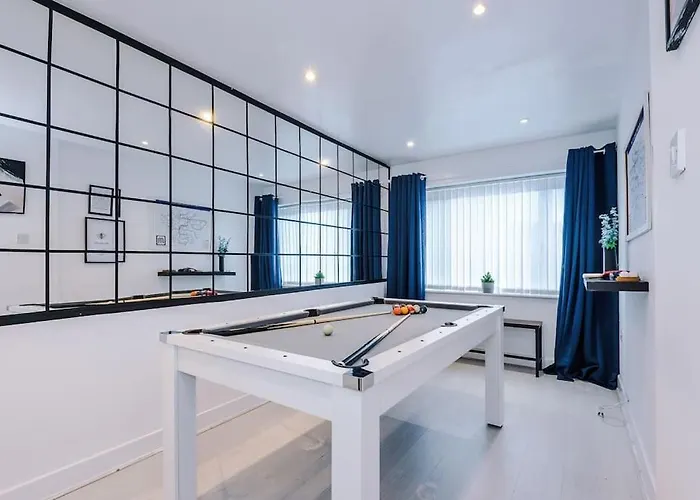 Sleeps 9, Games Room, Perfect For Groups, Driveway, Smart Tv, Available For Long Stays