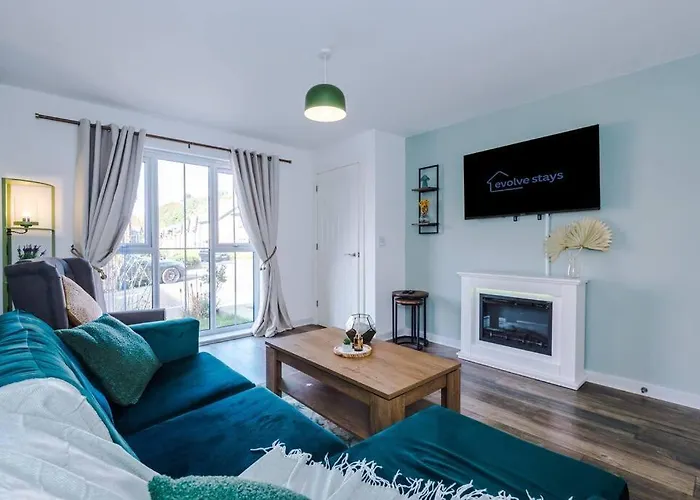 Sleeps 7, Stunning Home, Free Parking, Perfect For Groups, Long Term Disc
