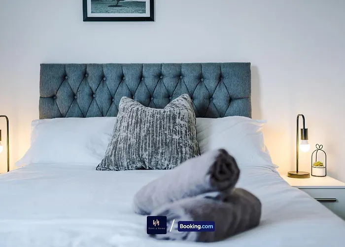 Modern 1 Bed Apartment With Balcony By Host A Home
